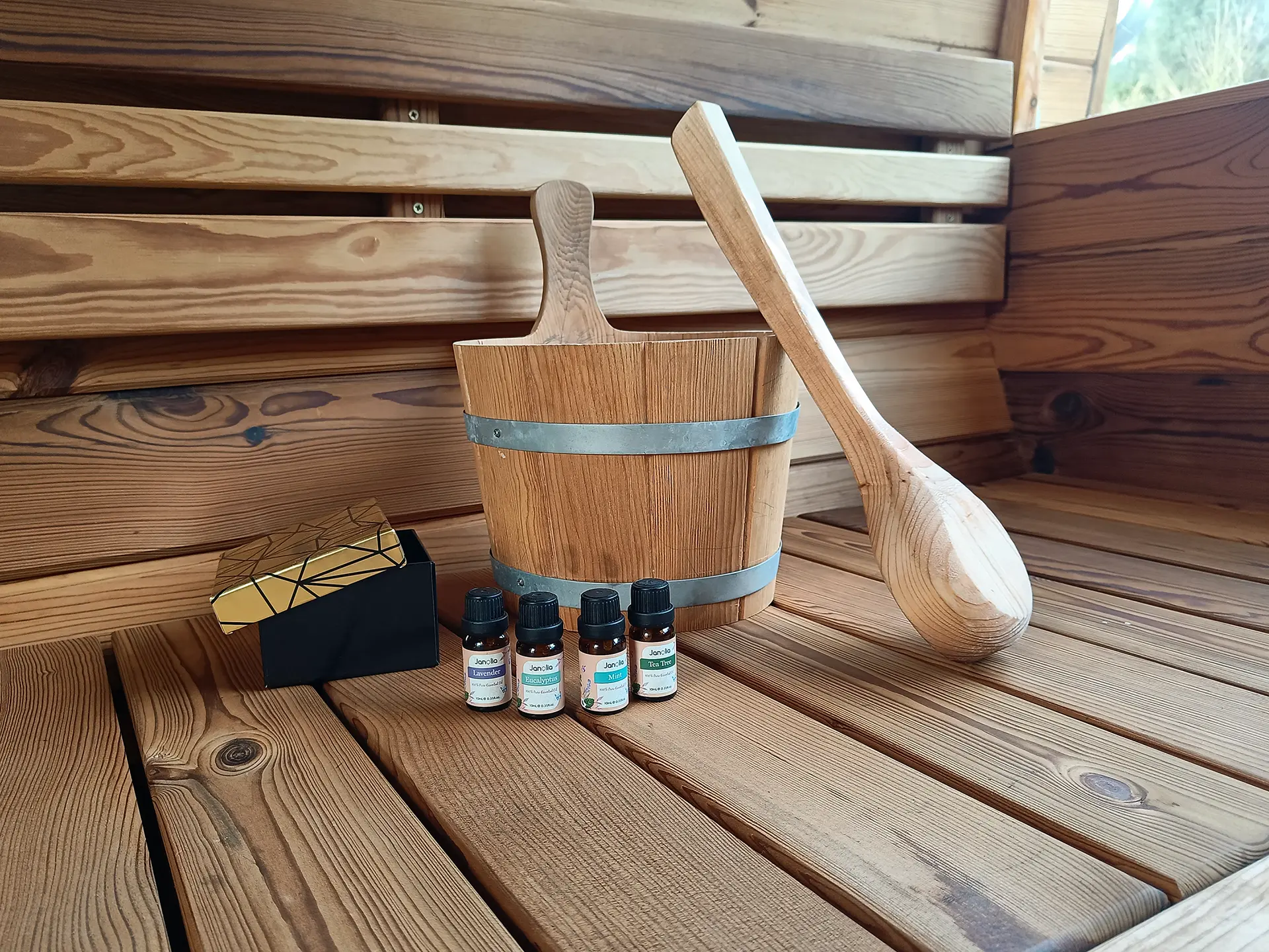 Eimer mit Kelle und Saunadüfte