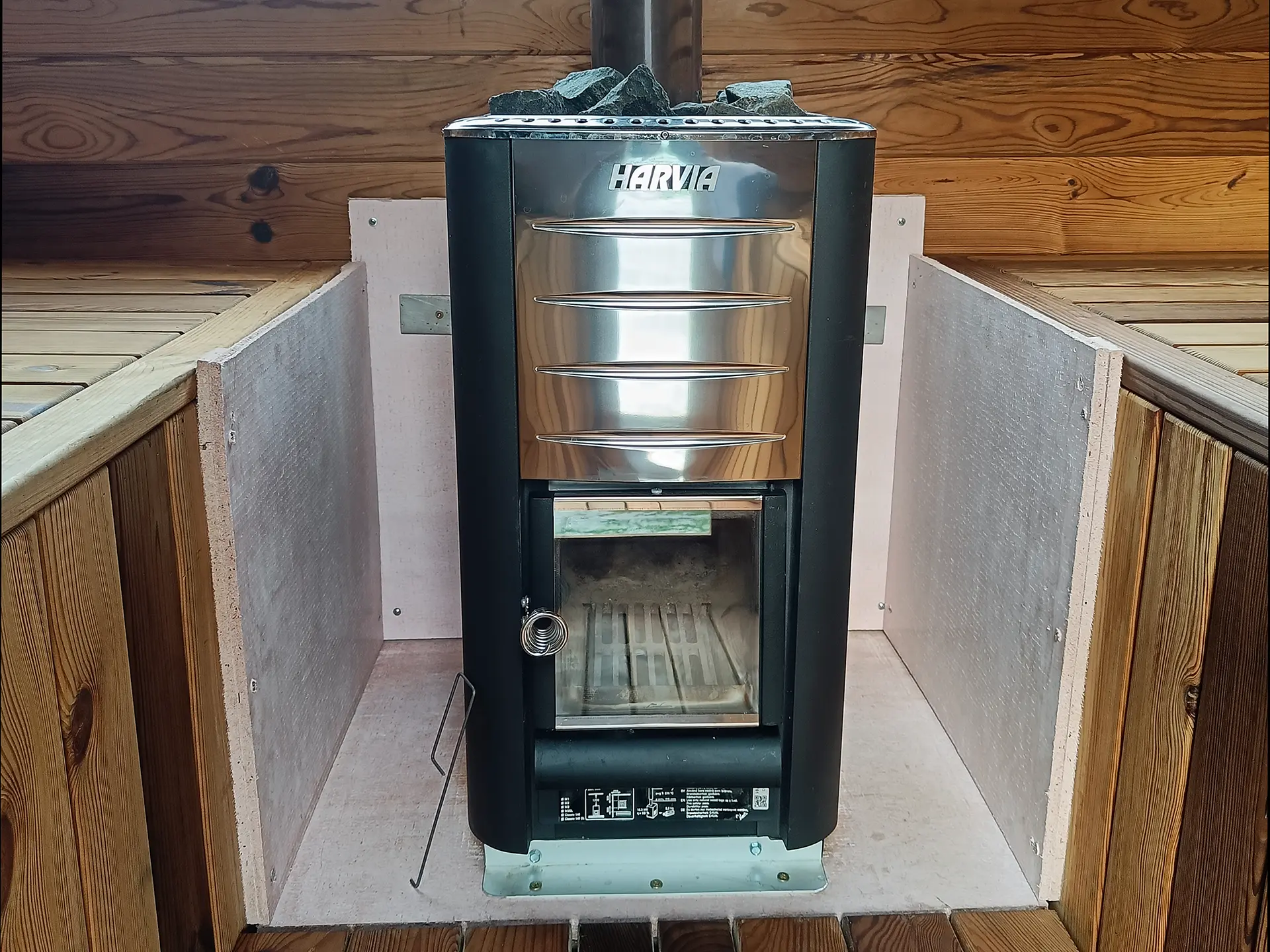 Holzbeheizter Saunaofen in der mobilen Fasssauna