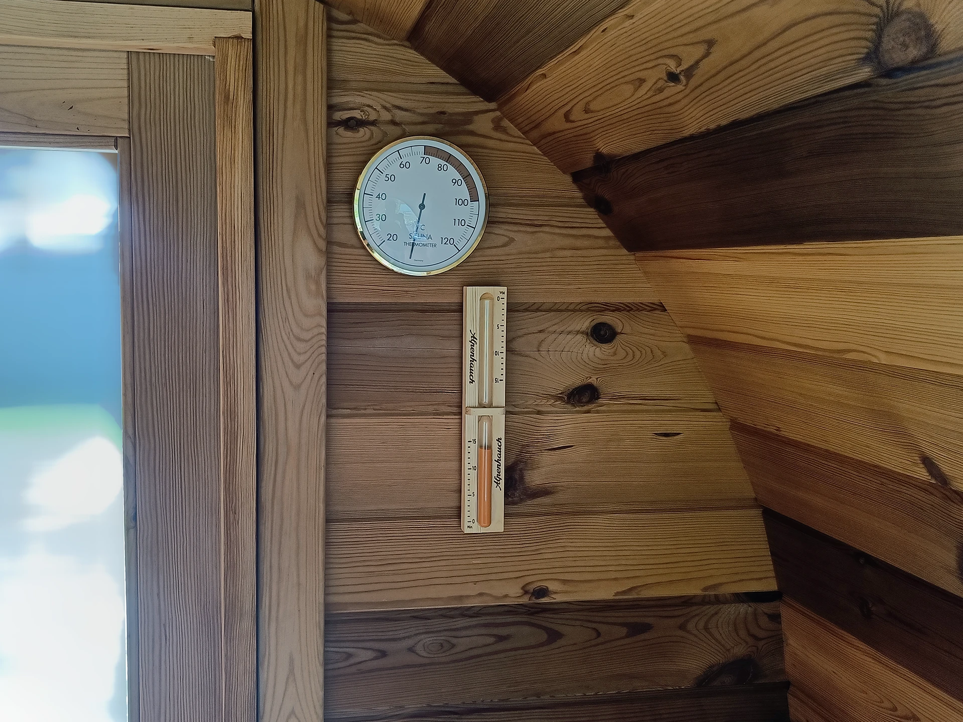 Sanduhr und Thermometer im Saunaraum