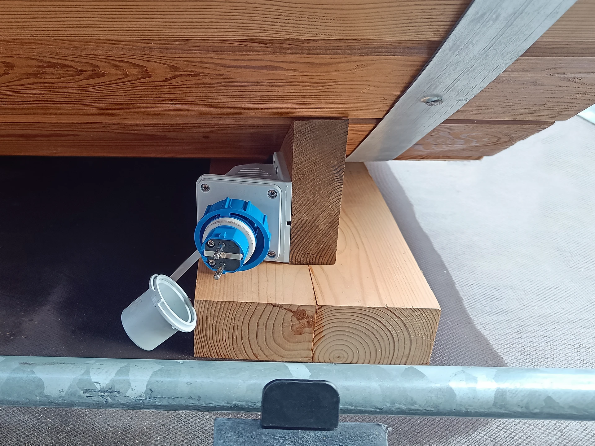 Stromanschluss für die Innebeleuchtung der mobilen Fasssauna