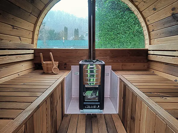 Innenraum von der Fasssauna von Fassglück